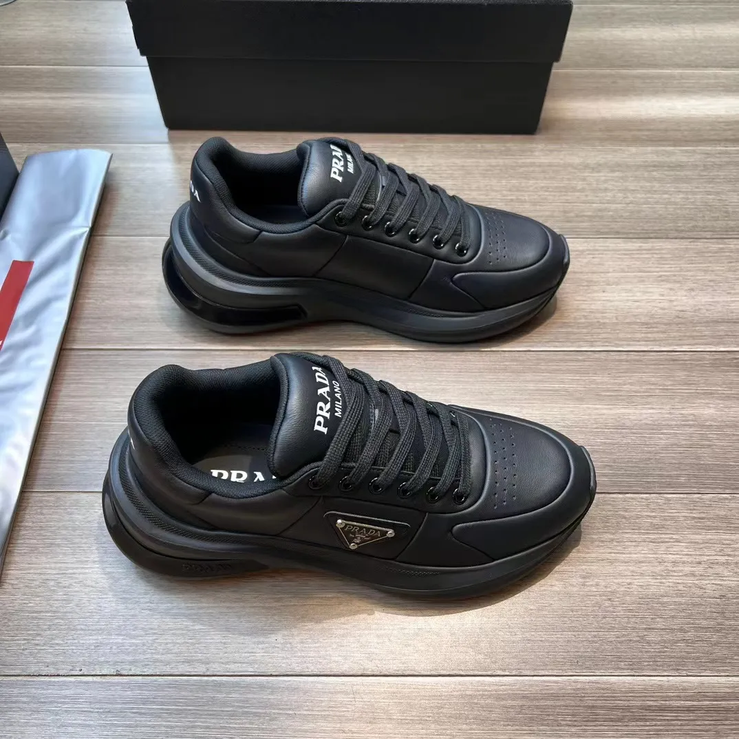 P440 Prad* men's new soft leather casual sneakers. This sneaker is made of Napa cowhide. The leather is soft and fine, with a natural texture, which improves breathability. The outer side is coated with an enamel metal triangle logo to embellish the shoe body. The tongue and heel are decorated with brand letter logo details. Ultra-lightweight 6cm concave and convex rubber thick sole with PRADA letter logo on the side and cowhide lining. It feels comfortable on the foot and is exquisite and versatile!